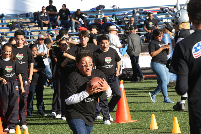 NFL y Raiders se unen a la Fundación Jack del Rio en apoyo a Mano Amiga