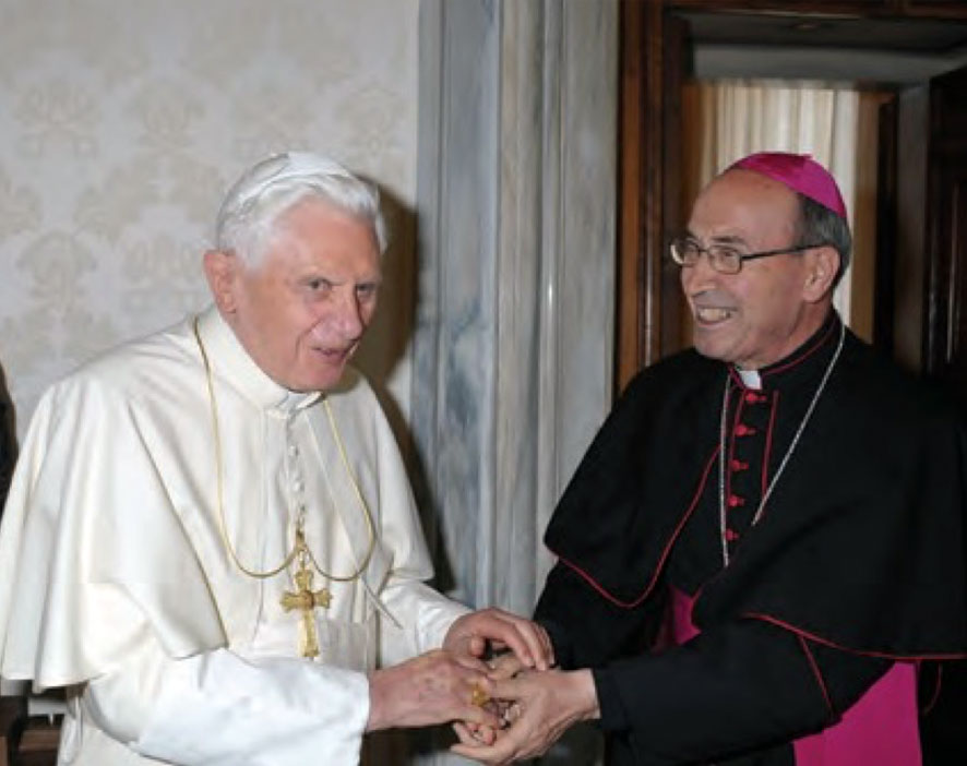 Benedicto XVI y el delegado pontificio