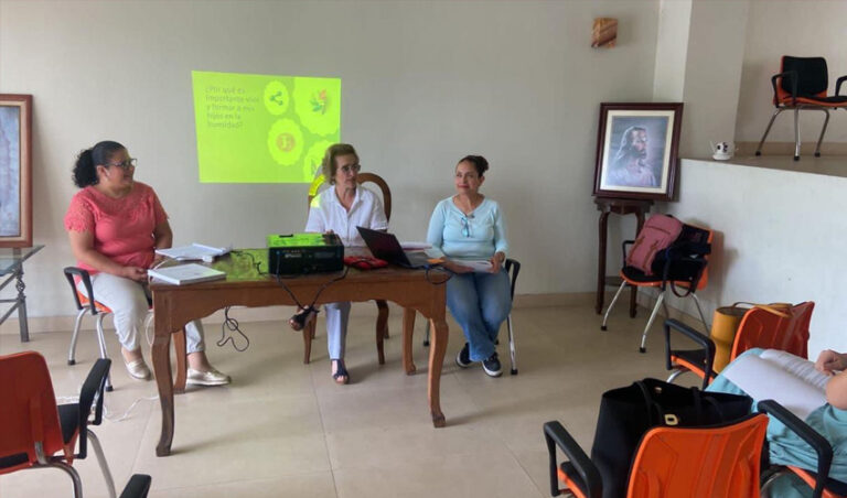 Inicia taller para inculcar valores a los hijos en Xalapa