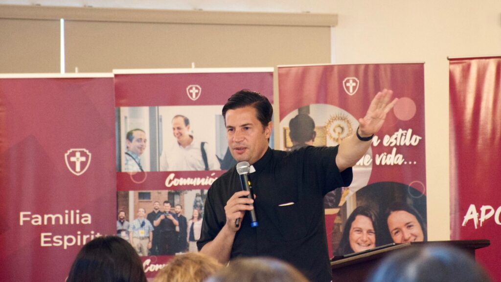 El P. Guillermo Serra compartiendo uno de sus temas