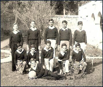 Victoria 21, 1943: El primer apostólico abajo de derecha es Mons. Jorge Bernal, entonces tenía 14 años.