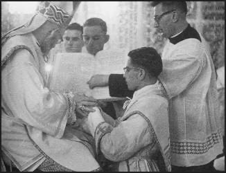 Santuario de Nuestra Señora de Lourdes, 15 de septiembre de 1957: momentos de la ordenación sacerdotal del P. Jorge Bernal, L.C.