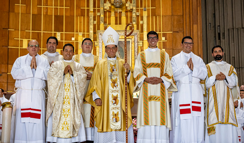 Se ordena un sacerdote y dos diáconos legionarios de Cristo