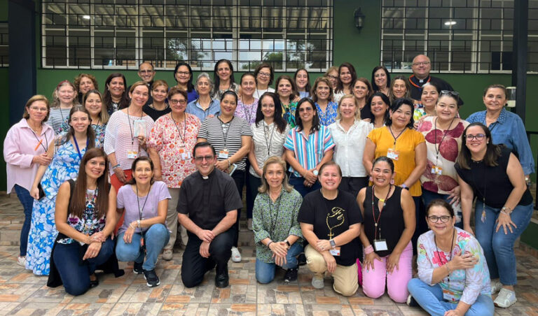 “Formar Apóstoles” participa en cursillo de señoras de El Salvador