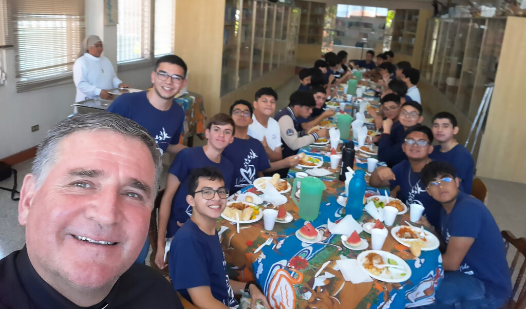90 jóvenes viven retiro vocacional en Guatemala