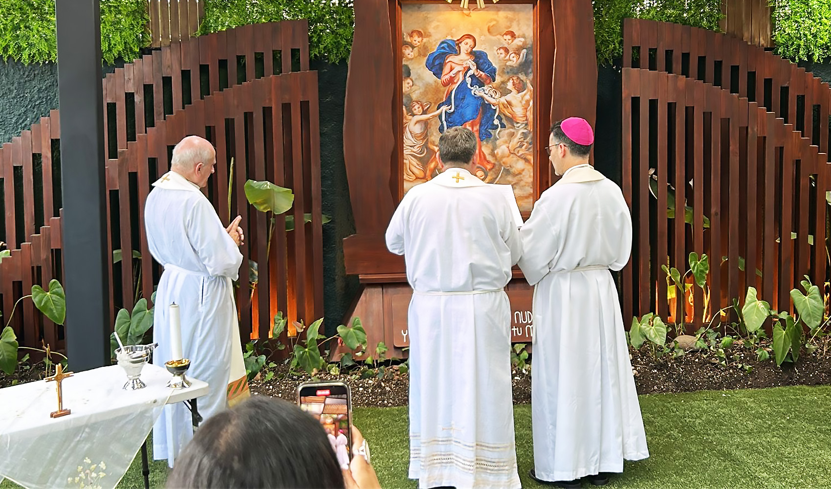 Bendición de la capilla de la localidad de Guatemala