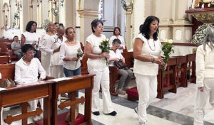 Fortalecen su fe con el rezo del Rosario junto a la Virgen Peregrina