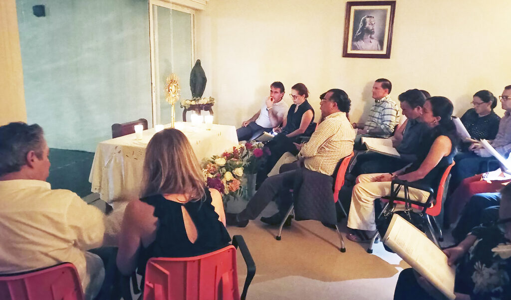 Parejas de Xalapa fortalecen su fe y unión en adoración al Santísimo Sacramento
