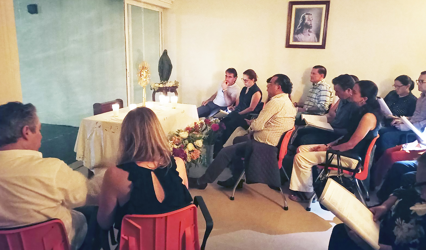 Parejas de Xalapa fortalecen su fe y unión en adoración al Santísimo Sacramento